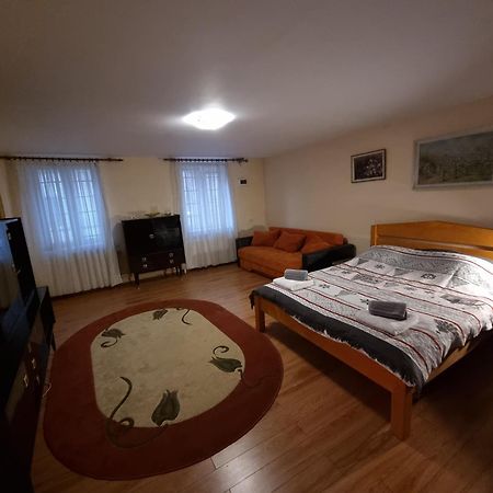 R Castle - 2 Room Apartment Brassó Kültér fotó